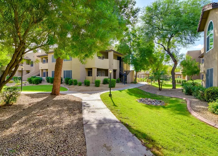 Holiday home Walkable Gem W/ Pool Access *