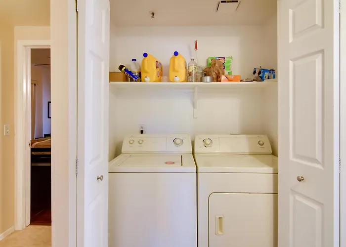 Walkable Gem W/ Pool Access Holiday home