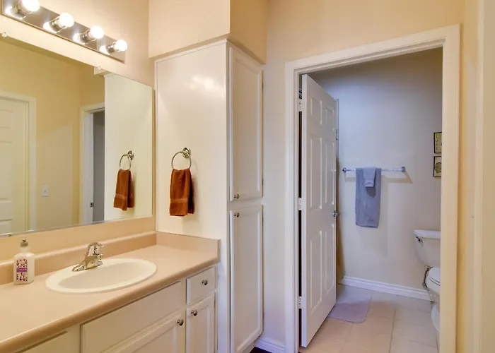 Holiday home Walkable Gem W/ Pool Access