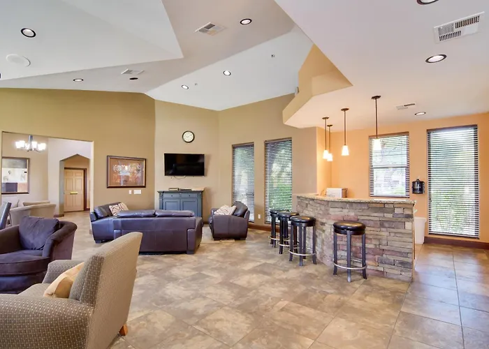 Walkable Gem W/ Pool Access Holiday home