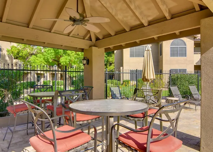 Walkable Gem W/ Pool Access Holiday home